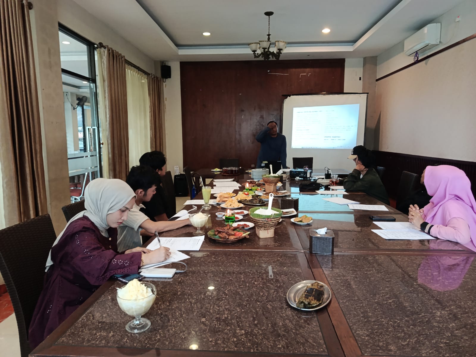Home rapat tim 005